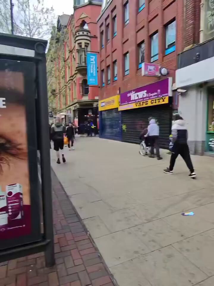 🚨🇬🇧 North African migrants attack disabled British man.