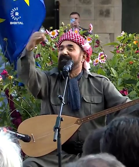 #VÎDEO - Hunermend Şivan Perwer strana xwe ya bi navê ❝Wa Hatin Pêşmergeyên Me❝❞ stra Serok Mesûd Barzanî bi guhdariya stranê kêfxweş dibe #Kurdistan #Pêşmerge #Paris #France #Barzani