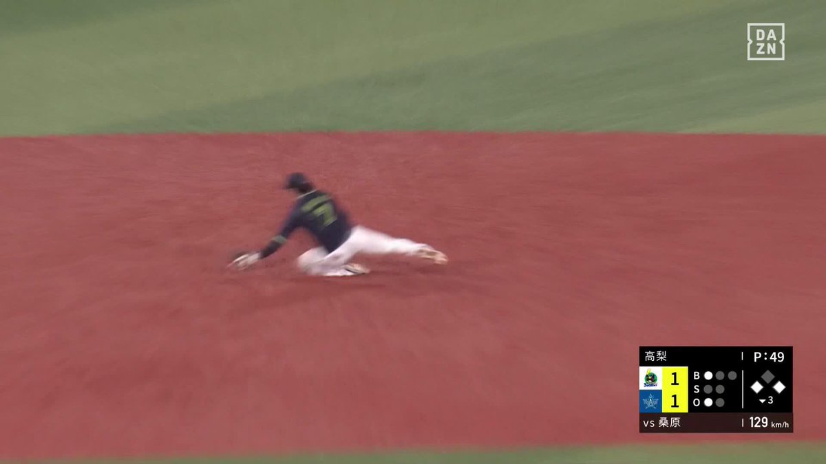 アウトをつかみ取る この体勢から2塁をアウトに 長岡秀樹がファインプレー ⚾プロ野球(2025/9/5) 🆚DeNA×ヤクルト 🆓DAZN 無料ライブ配信中 #無料だぞーん #華金野球 #オレをみろ #swallows #だったらDAZN