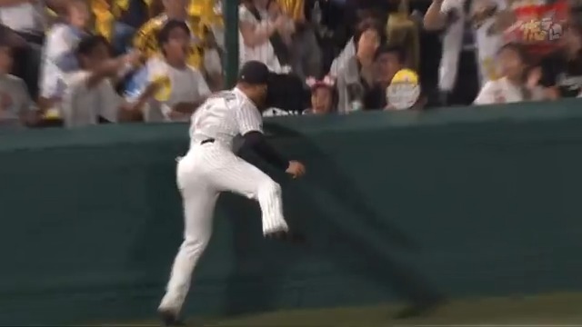 5回表、森下選手がライトファウルフライをフェンスに激突しながらもナイスキャッチ! #hanshin #虎テレ #阪神タイガース #鼓動を鳴らせ_虎道を進め