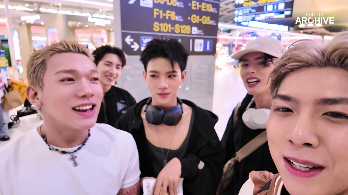 มาถึงป้ายที่ 2 ของ HELLO BOYSSS กับแก๊งเพื่อนไกตลอดปัน! หลายเส้นเรื่อง หลายเหตุการณ์ จะมีอะไรเกิดบ้าง ไปติดตามชมกันได้เล้ย😝 [PERSES'S ARCHIVE]｜VLOG HELLO BOYSSS in Jakarta - ซาลามัต PIECES! ครั้งแรกของ PERSES ในอินโดนีเซีย🇮🇩 ❤️🤍Watch Now : #HelloBoysssxPERSES #HelloBoysssinJakarta #PERSES_TH #PERSES #GNEST