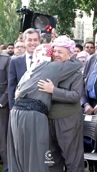 #VÎDEO - Şivan Perwer piştî ku strana ❝Wa Hatin Pêşmergeyên Me❞ stra çû Serok Mesûd Barzanî hembêz kir #Kurdistan #Pêşmerge #Paris #France #Barzani