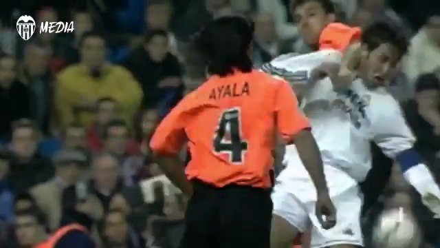 ¿Puede ser el mejor defensa -o al menos el mejor defensa central- de la historia del Valencia CF? Zaguero de culto. Raza. Remate. Colocación. Líder. Sentimiento. Don Roberto Fabián Ayala Parera.