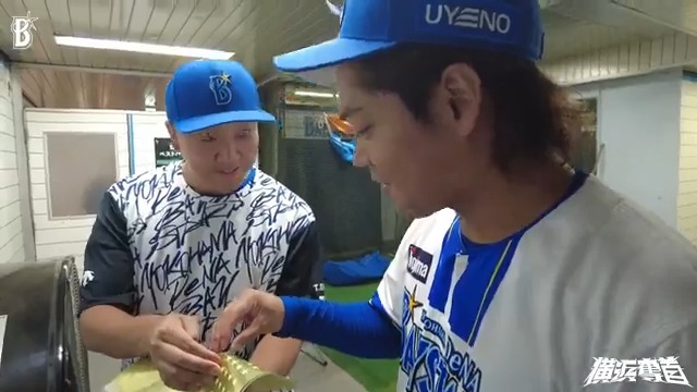 #遠藤拓哉 メンタルパフォーマンスコーディネーター久々の登場も、久々すぎて...？🤭 移籍後初白星をつかんだ #佐々木千隼 選手が本日の #勝利のシール🌟！ #横浜奪首 #全横浜で戦え #baystars ＼マインドスイッチアイテム販売中📢✨／