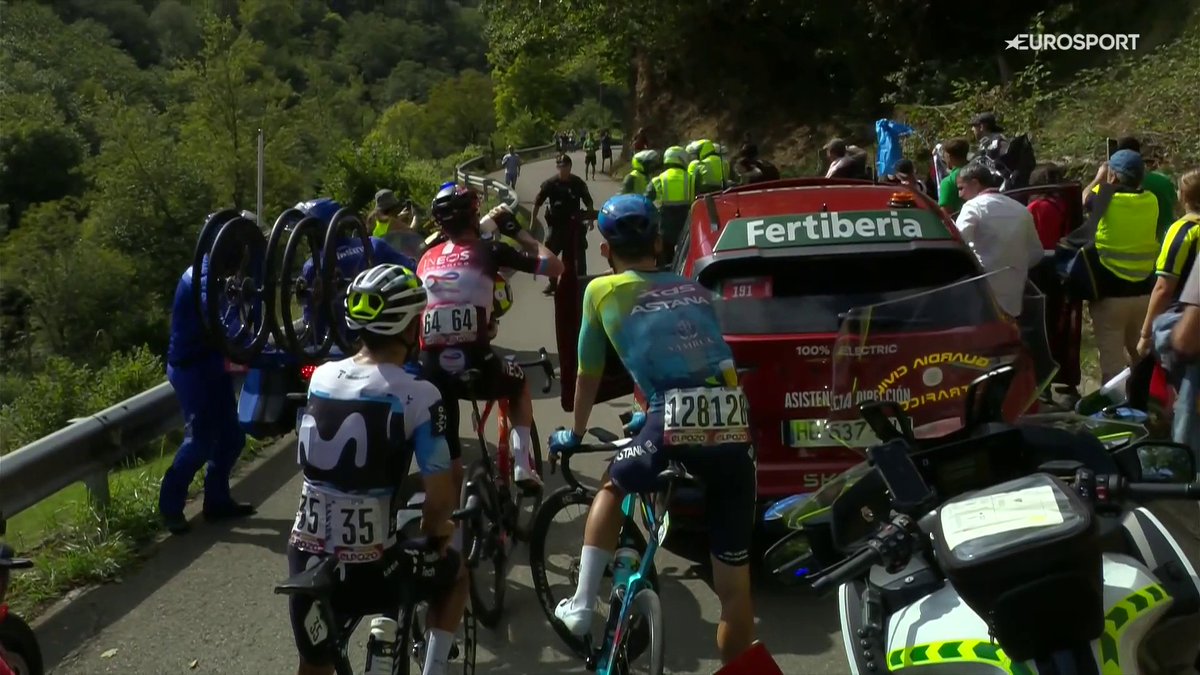 Una protesta detiene a la cabeza de carrera a pie del Angliru. #LaVuelta25