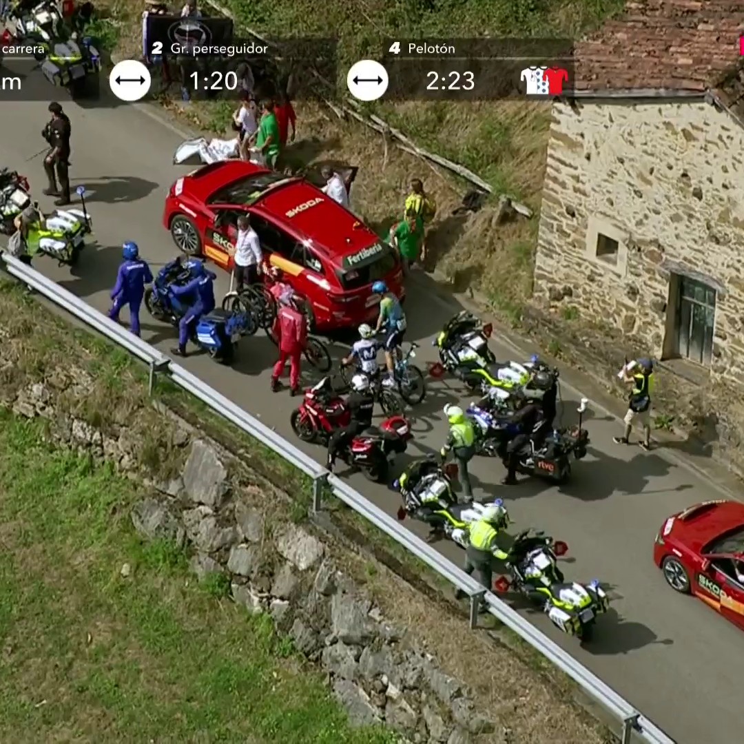 Nouvelle manifestation sur #LaVuelta25 ! Le trio de tête (Cepeda, Jungels, Vinokourov) est bloqué quelques secondes au pied de L'Angliru... Regardez le Tour d'Espagne en exclusivité sur Eurosport avec #LesRP