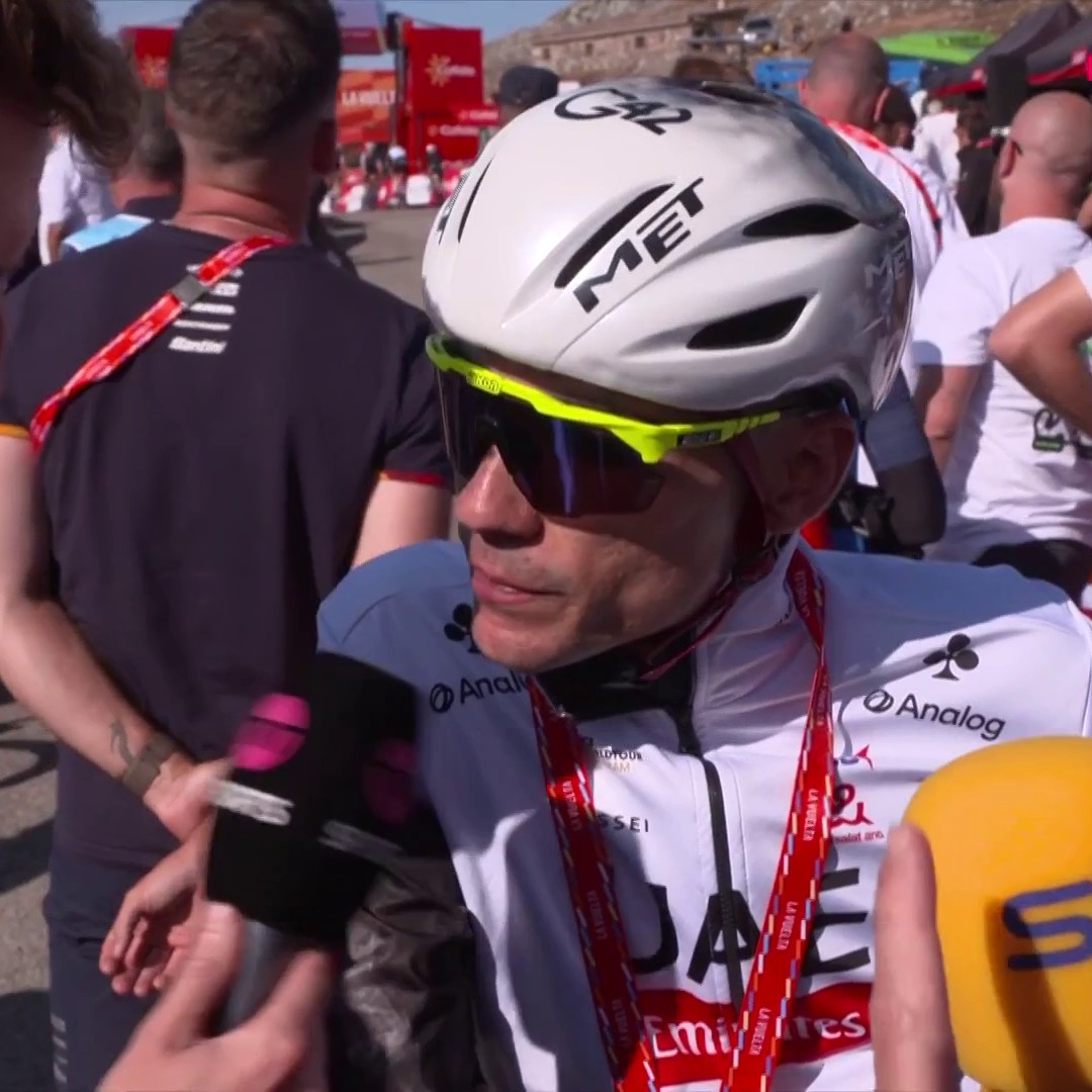 Juan Ayuso y sus dificultades para mantener el pulso del pelotón camino de L'Angliru: ◼️ "Estoy disgustado conmigo mismo; podía haber hecho más para el equipo" 🏆 "¿Por qué no intentar ganar la carrera con Joao?" #LaVuelta25 | #LaMontonera