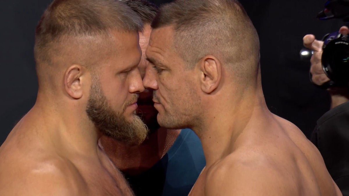 Heavyweights go nose-to-nose 👀 #UFCParis 🇵🇱 Marcin Tybura vs Ante Delija 🇭🇷