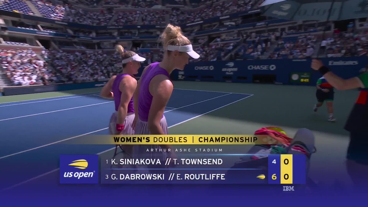 Dabrowski/Routliffe secure the opening set 6-4! That's the first set Siniakova/Townsend have dropped all tournament.