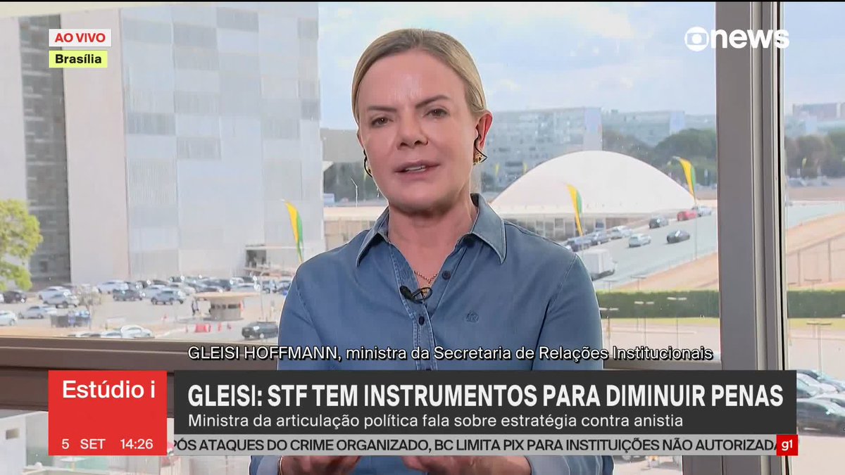 “Não vejo problema nenhum (com Arthur Lira). Aliás, ele apresentou um relatório para o projeto do Imposto de Renda de que nós gostamos. É um relatório muito bom e que vai ser apreciado no plenário, (...) e penso que será este o projeto aprovado pela Câmara. Não conversamos sobre anistia, mas também acredito que pela posição do deputado Arthur Lira, que inclusive integra a base do governo, não tenha uma posição de ir contra o governo nessa matéria”, diz a ministra de Relações Institucionais, Gleisi Hoffmann, sobre a relação do governo com Arthur Lira. Ela explica por que considera o ex-presidente da Câmara base do governo Lula, apesar de Lira ter votado em Jair Bolsonaro e estar articulando a anistia no Congresso. “Sim, integra a base. Não o vi romper junto com Ciro Nogueira, então ele dever ter ficado. Obviamente, o deputado também tem participação no governo, e acho que a gente tem que conversar muito. Lira está com uma postura muito correta em relação ao Imposto de Renda.” ➡ Assista ao #Estúdioi: #GloboNews