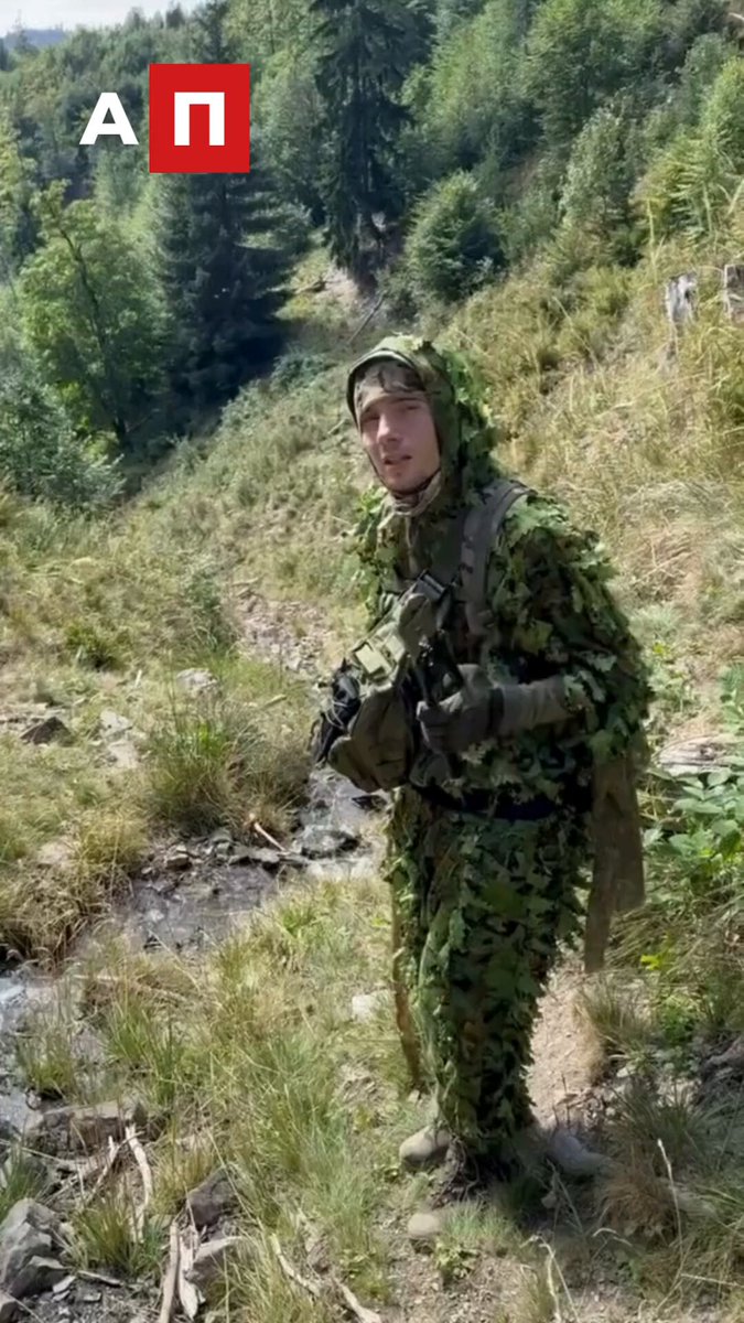 Хлопець радіє, що зміг втікти від диктаторського режиму Зеленського!!! Поздоровляємо!