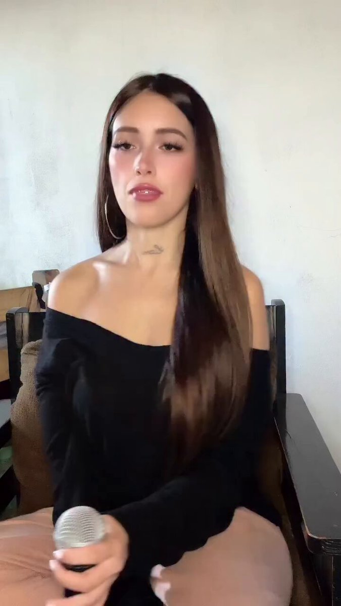 un loco de punta del este se hartó hasta las pelotas de que una pendeja cante todos los días frente a su edificio porque no deja descansar a nadie jajsjsjd encima la botija canta para el reverendo culo si cantara bien todavía kjjj era él solo contra todos el tipazo