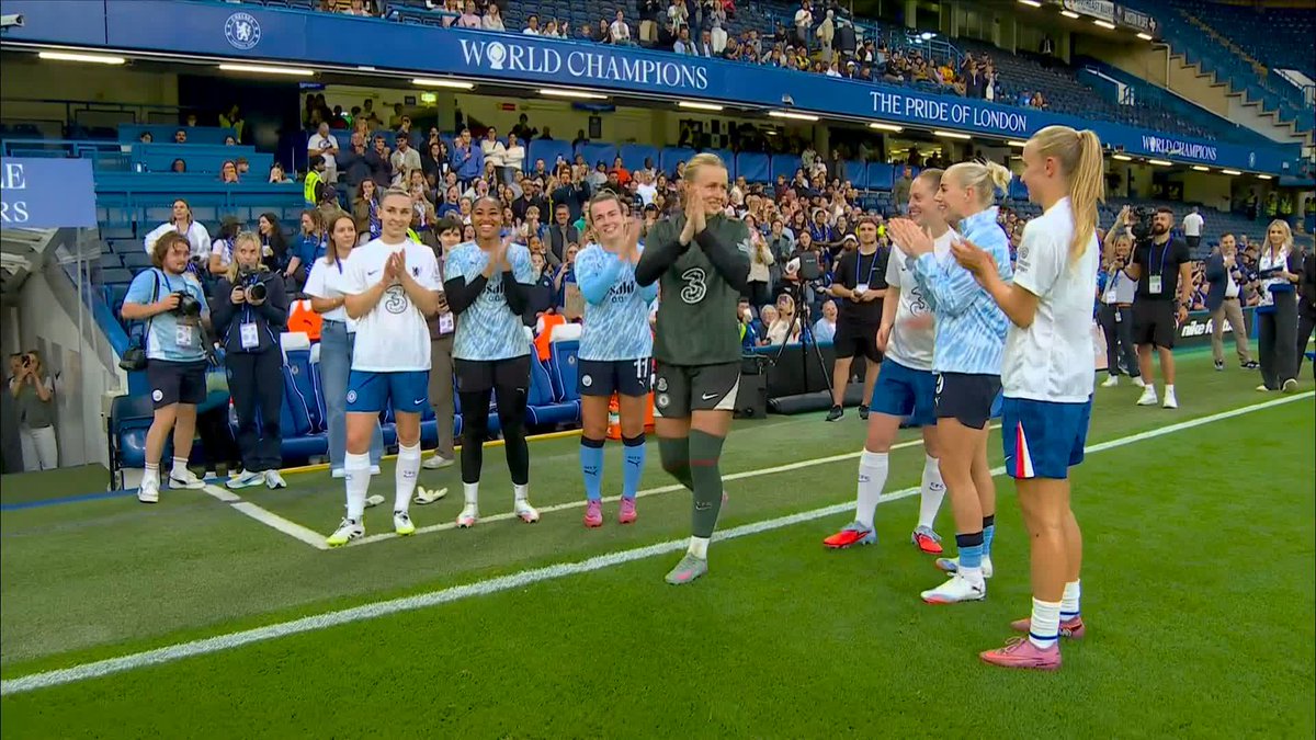 The Lionesses are honoured for their Euro 2025 victory ahead of Chelsea vs Man City 🏆