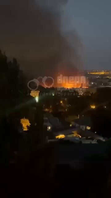 🤬 A massive warehouse fire continues in Dnipro: columns of smoke and flames are still rising above the city. The causes and type of burning have not yet been established.