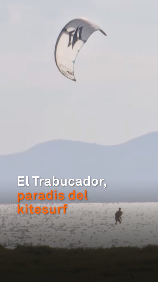 "És brutal! És un dels millors llocs d'Europa per aprendre kitesurf." La barra del Trabucador, al delta de l'Ebre, aplega més cent estels els caps de setmana. Les aigües poc profundes i planes i el vent de garbí atreuen famílies senceres