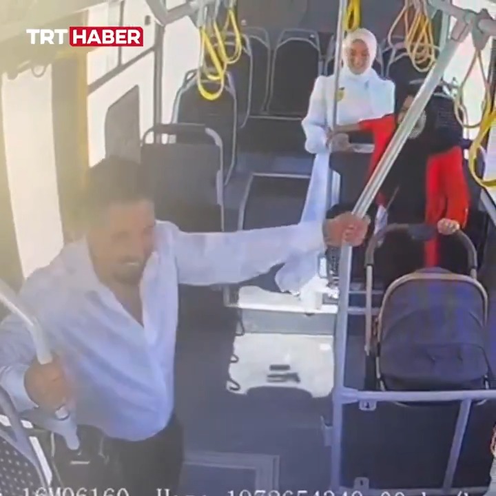 Bursa'da nikahlarına geç kalmak üzere olan çifti, otobüs şoförü salona yetiştirdi.