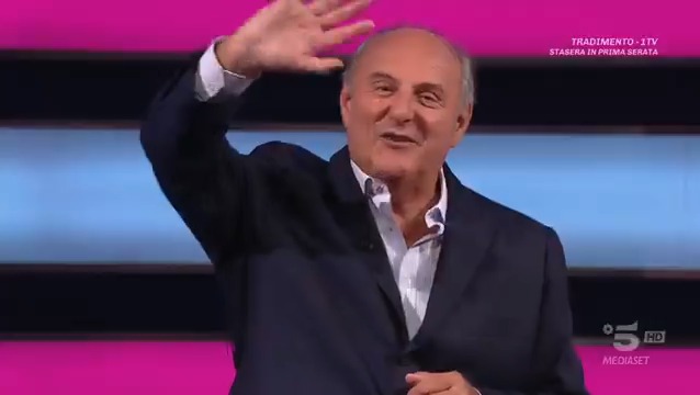 "Salutiamo Carlo Conti che quando è a casa ci guarda" 💀 #laRuotadellaFortuna