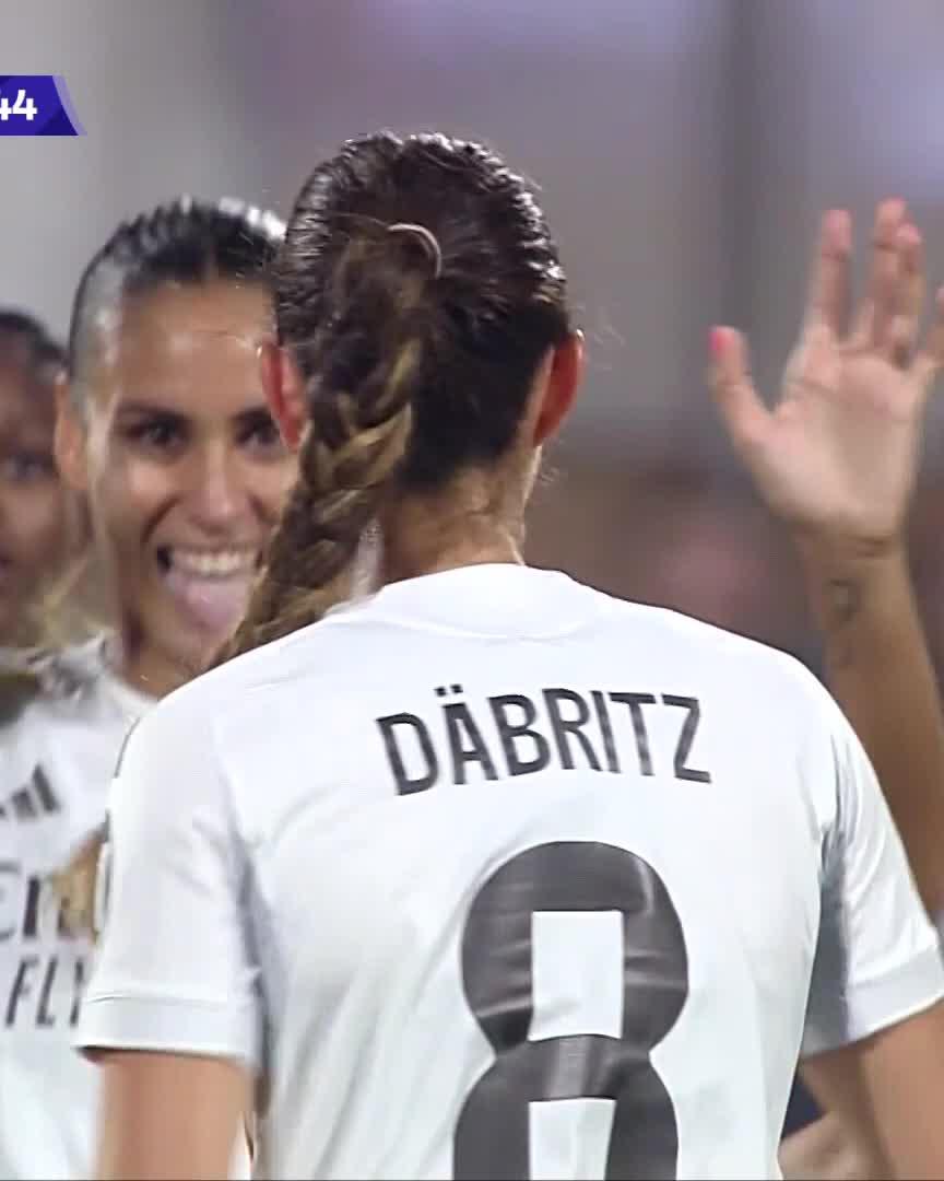 ☄️ GOOOOOLLAAAAAAZZOOOOO ❗ Sara Däbritz puts 10-woman Real Madrid level in the Madrid derby with a stunning free-kick. Her first goal for the club. Watch Liga F live for free on #LigaFMoeve