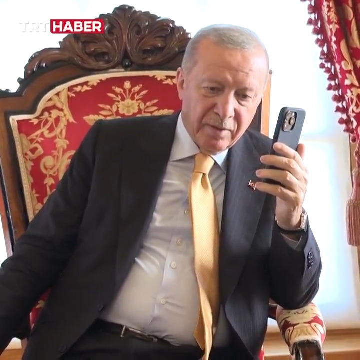 Cumhurbaşkanı Erdoğan, 18 yıl önce şehit olan Piyade Er Süleyman Yılmaz'ın ailesiyle telefonda görüştü, ailenin durumunu sordu. Şehidimizin eşi Ayşegül Yılmaz: 📌"Aradığınıza çok memnun olduk. Dualarımızdasınız Sayın Cumhurbaşkanım. Allah sizi başımızdan eksik etmesin."