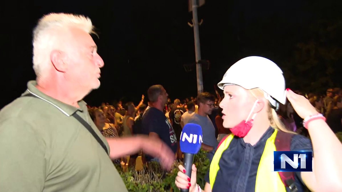 Dragoslav Ljubičić, generalni sekretar SDS-a i bivši poverenik Sindikata Nezavisnost, ogranak Tent, izjavio je da je dvadesetak policajaca istrčalo iz zgrade Rektorata i počelo da udara potpuno mirne građane.