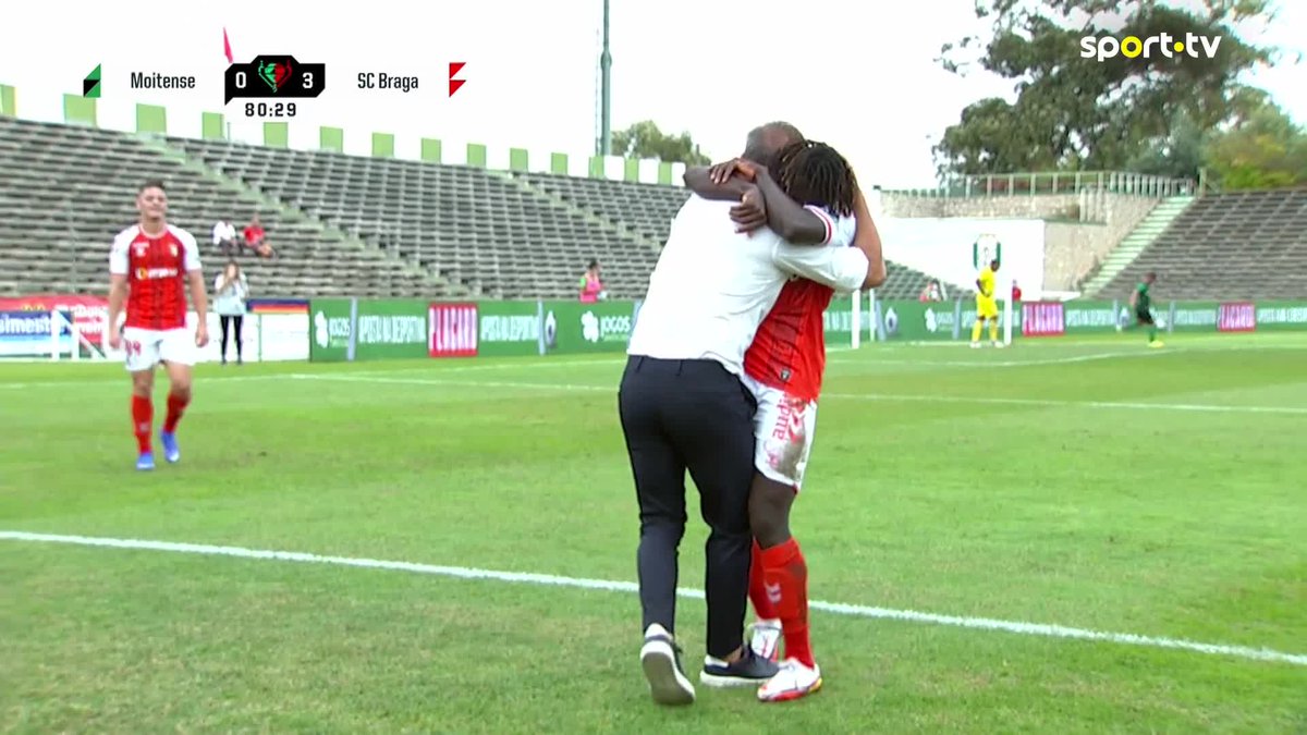 Na hora da despedida de Roger, relembramos o momento em que se tornou o mais jovem de sempre a marcar pelo SC Braga 🙏 E o abraço sentido ao Mister Carvalhal 🥹 #sporttvportugal #SCBraga #RogerFernandes