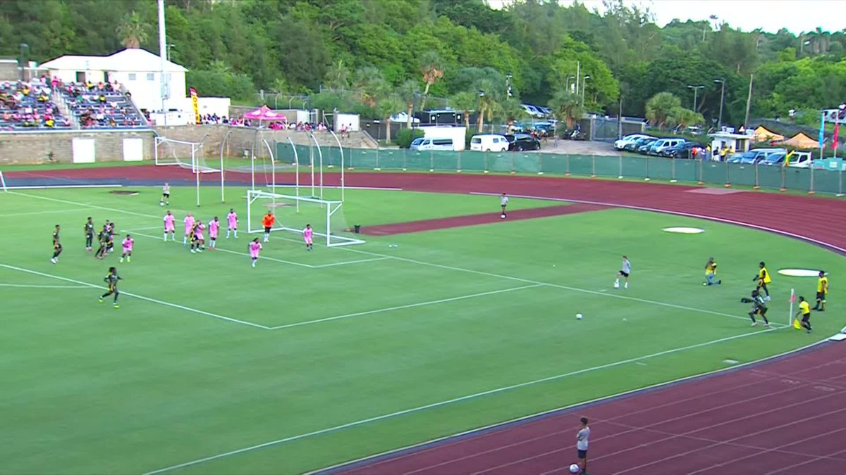 Damion Lowe opens the scoring for Jamaica in just six minutes against Bermuda 🇯🇲