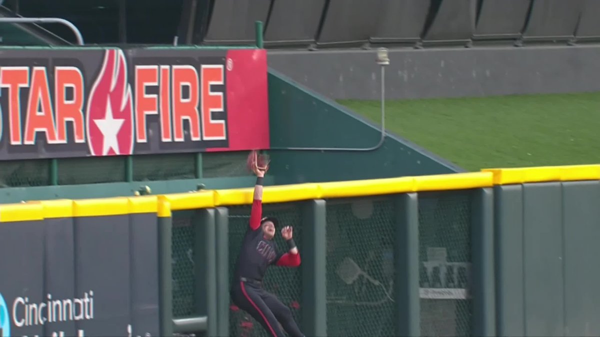 TJ FRIEDL GETS UP TO ROB THE HOMER 😱