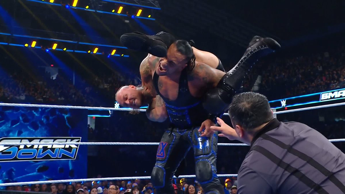 .Aleister Black is taking control of this match 👊