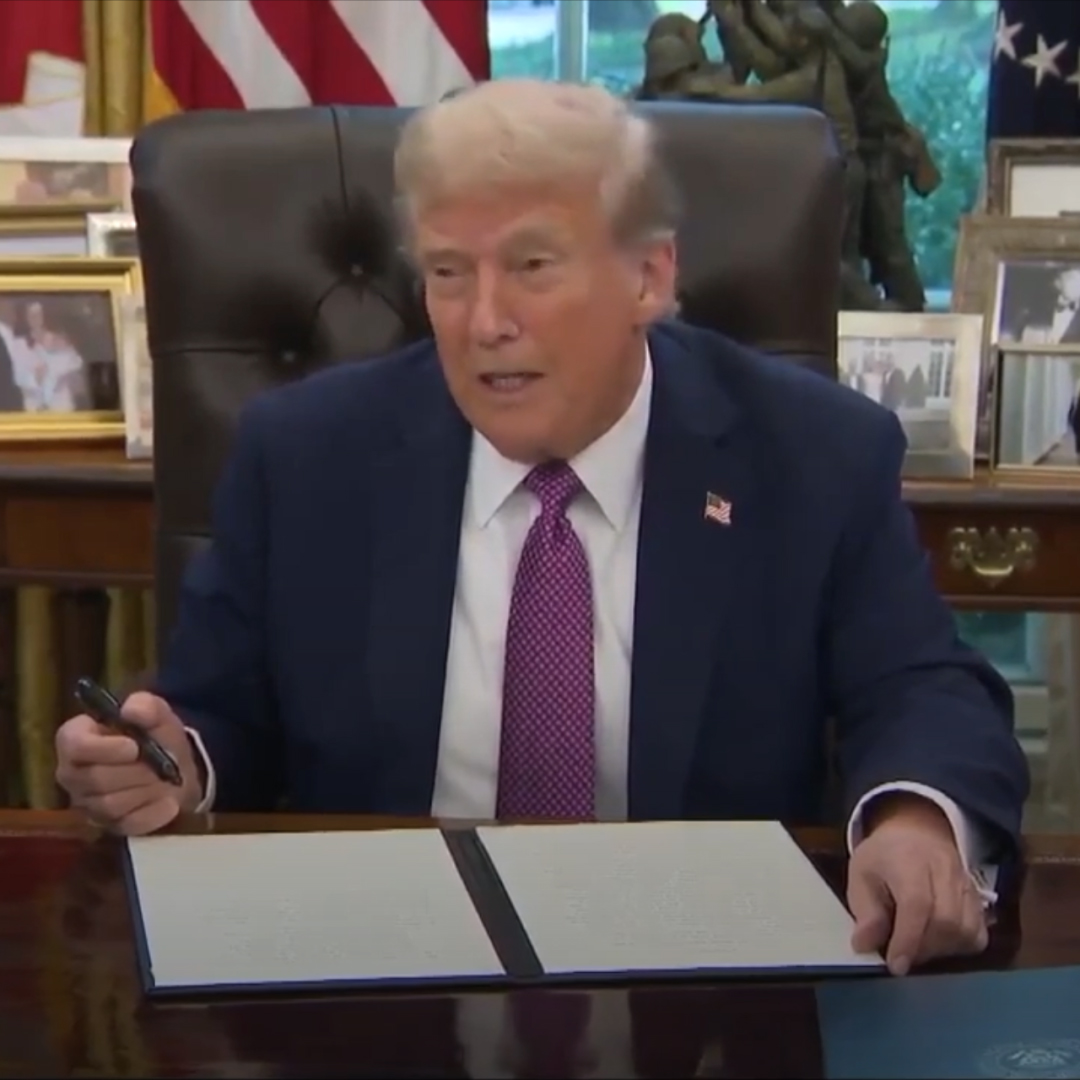 Trump: "Ganamos la Primera y la Segunda Guerra Mundial" El presidente de EE. UU., Donald Trump, firmó una orden ejecutiva para renombrar el Departamento de Defensa como 'Departamento de Guerra', que considera es un nombre más apropiado.