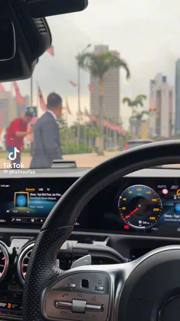 Wah siap pakai blazer apa semua eh tangkap gambar. Ni nak bagi kawan kawan dia tahu lah ni dia dah berjaya 😭😭