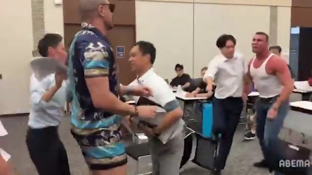◤K-1 WORLD MAX 2025◢ 計量前に乱闘発生!! もう❗️戦闘モード🔥の シナ・カリミアンとブレイク・トループの 決着は明日HERO’Sルールで💣 👊K-1 WORLD MAX 2025 📺 ABEMAで無料・生中継! 🗓️ 9.7(日)午前11:30〜 K-1【Official Account】