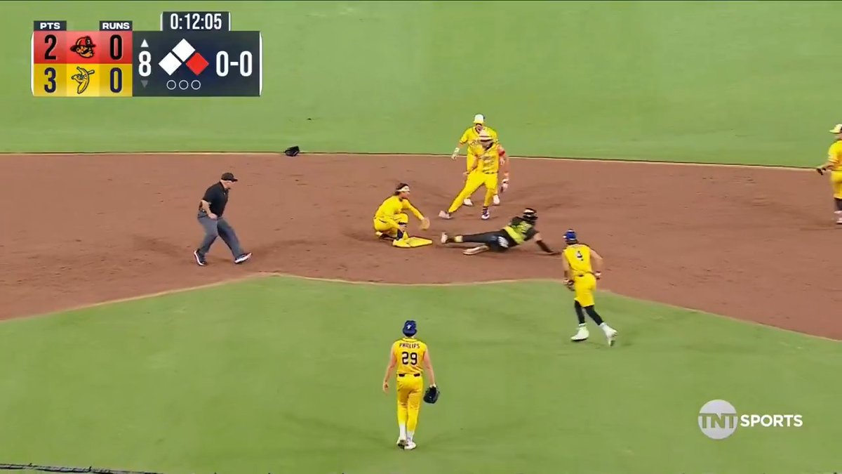 バナナボールでフォア出すと、野手全員がボール回し終わるまでランナーは進塁できる。