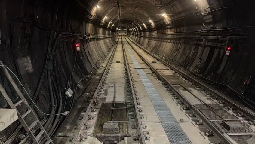 🚇 Así circulan ya los trenes en el tramo oeste de L6. ✅ Desde las 6:00 de esta mañana, se encuentra de nuevo en servicio. 🔔 Recuerda: se mantiene el cierre desde las 12 de la noche y hasta la finalización del servicio de trenes, de domingo a jueves, con servicio sustitutivo de autobuses gratuitos. #ObrasL6 #TrabajamosParaTi