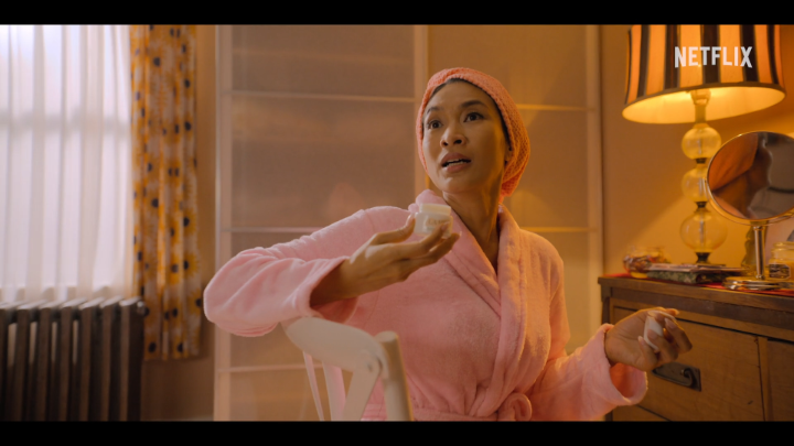 Jauh-jauh ikut suami bulenya ke New York, hidup Chinta yang penuh privilege tetiba berubah total waktu dia diceraikan begitu saja. Diperankan Happy Salma, liat perjalanan hidup Chinta bersama 3 imigran Indonesia lainnya di Ratu Ratu Queens: The Series, tayang 12 September di Netflix!