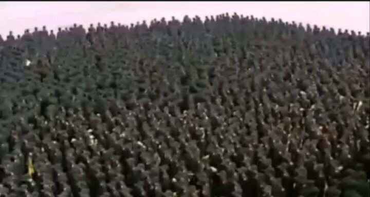این روزها همه درباره نظم رژه چین حرف میزنن، ولی از حق نگذریم، ایران هم تو این زمینه بی‌نظیره! ۲۵۰۰ نفر از دانشگاه امام حسین (ع) نمایشی از نظم واقعی رو به دنیا نشون دادن.