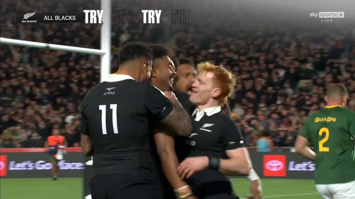 This was inch perfect from Beauden Barrett. And then some finish from Emoni Narawa 🙌 #NZvSA
