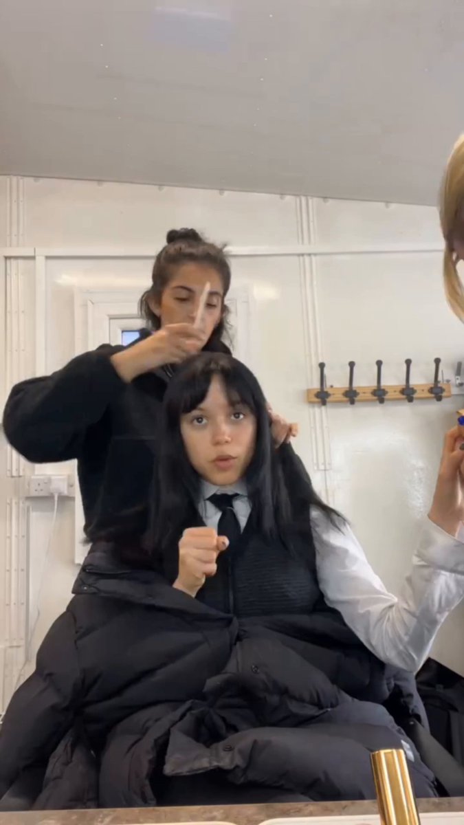 De Jenna Ortega à Mercredi en 27 secondes. MERCREDI saison 2 partie 2, c'est dispo.