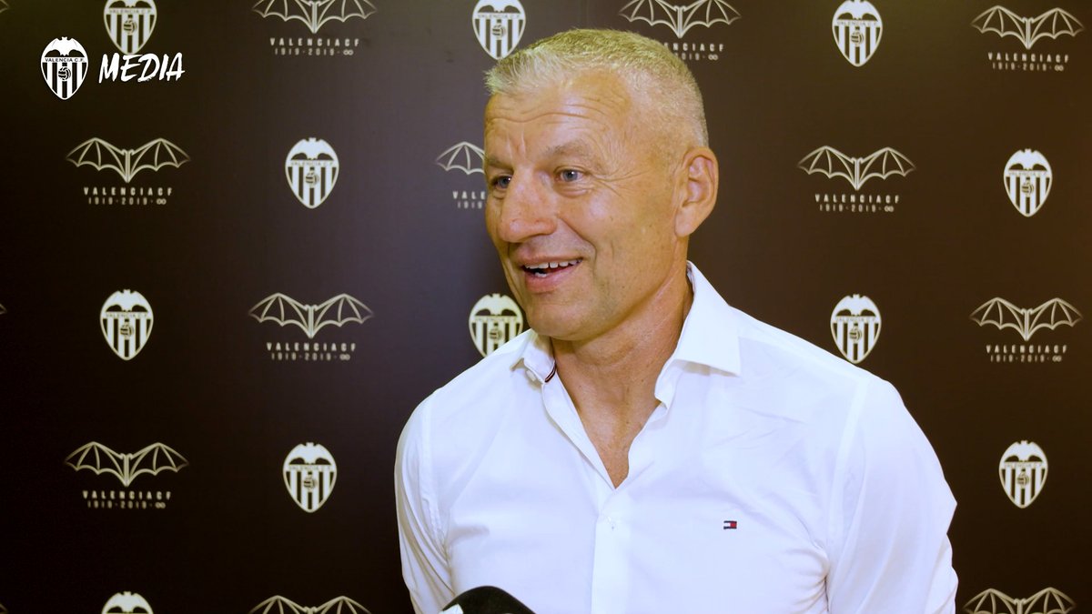 💬 Djukic: “Venir al Camp de Mestalla es un honor. Me siento muy querido” ➡️ La leyenda del Valencia CF disfrutó de la victoria del equipo ante el Getafe CF #ADNVCF 🦇