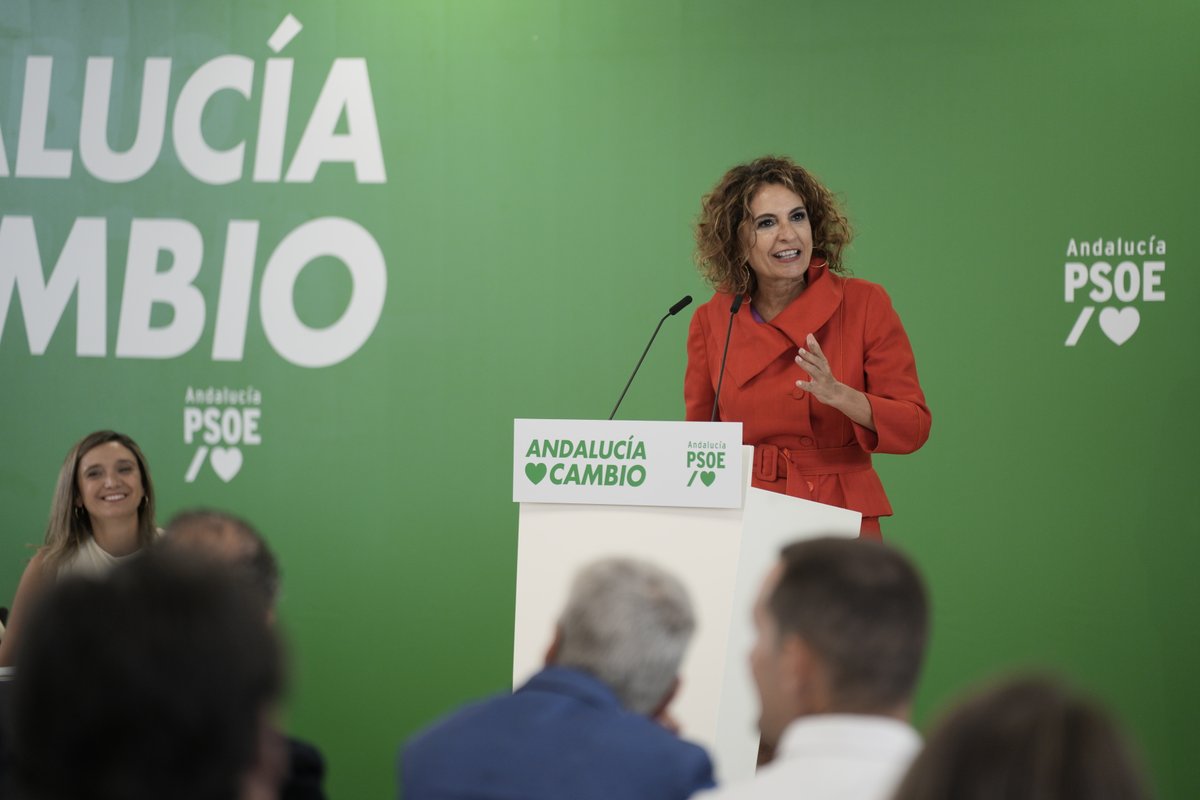 📢 Alto y claro para que se entere Moreno Bonilla: "Déjate de contratos con la sanidad privada y pon los 500 millones en mejorar salarios, en poner más días de quirófano, en poner tecnología, contratar personal sanitario". 🗣️ María Jesús Montero