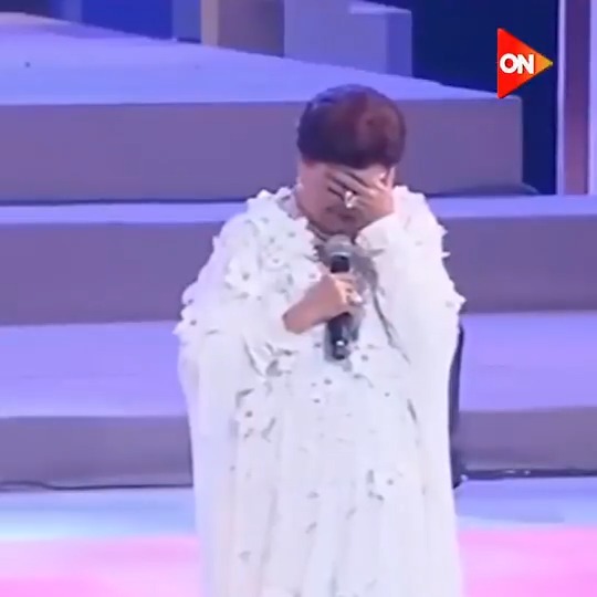 "حضرتك شيك في كل حاجة" ❤️ بكاء الفنانة القديرة #رجاء_الجداوي رحمة الله عليها 💔 متأثرة بكلمات الرئيس #السيسي لها #ON