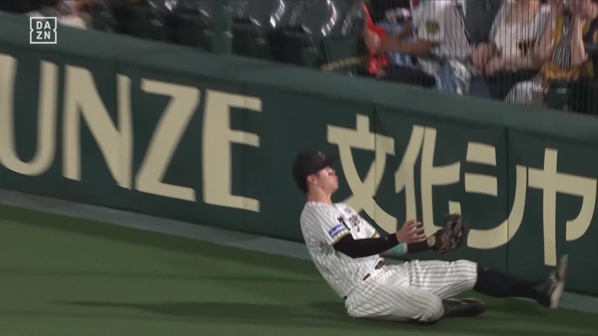 どこまで神なのか 緊迫する場面で石井大智を救った 佐藤輝明が“超絶”背面キャッチ！ ⚾プロ野球(2025/9/6) 🆚阪神×広島 📱Live on DAZN #オレをみろ #阪神タイガース #だったらDAZN
