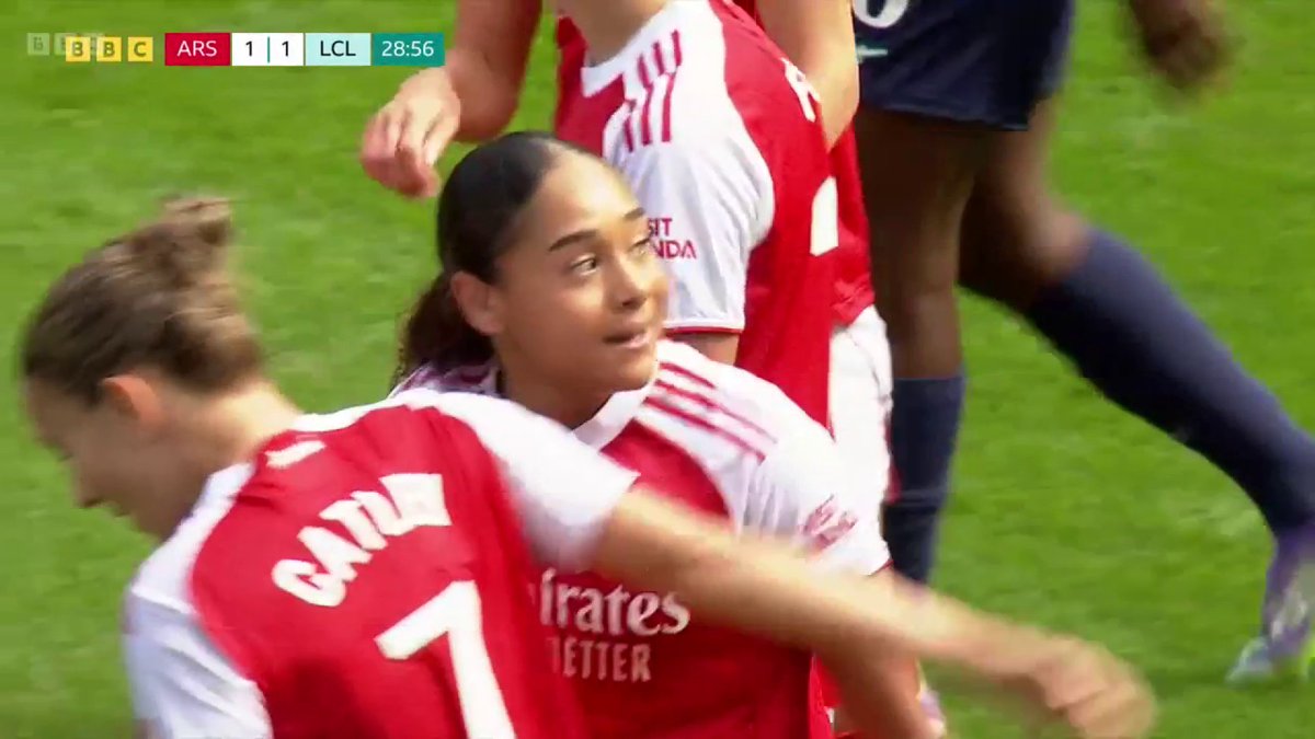 In case you were wondering why Arsenal broke the bank for Olivia Smith! The debutant levels the scores with a sensational strike 👏 #WSL #BBCFootball #ARSLCL