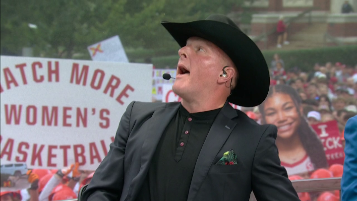 .@patmcafeeshow has the Oklahoma crowd FIRED UP 🔥