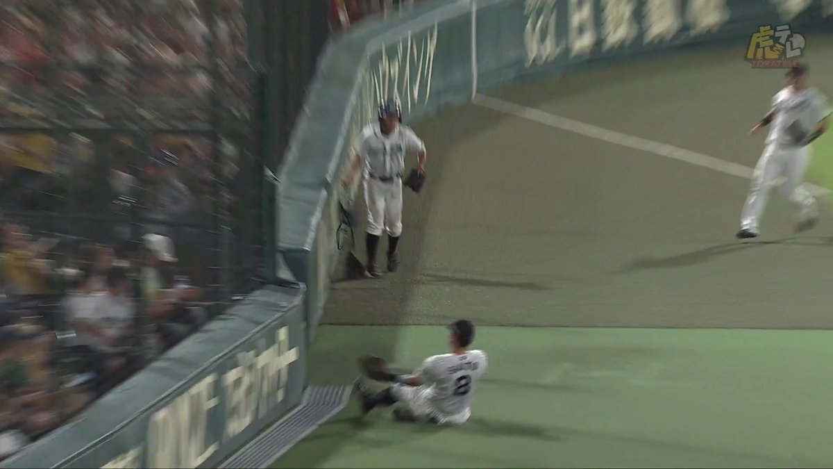 9回表、佐藤輝選手が一死1・2塁のピンチでサードファウルフライをナイスキャッチ！石井投手を救う！！ #hanshin #虎テレ #阪神タイガース #鼓動を鳴らせ_虎道を進め