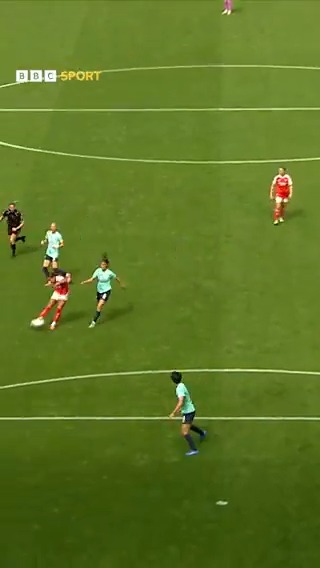 A stunning strike on debut from Olivia Smith! That's why Arsenal paid the big money for her! #BBCFootball
