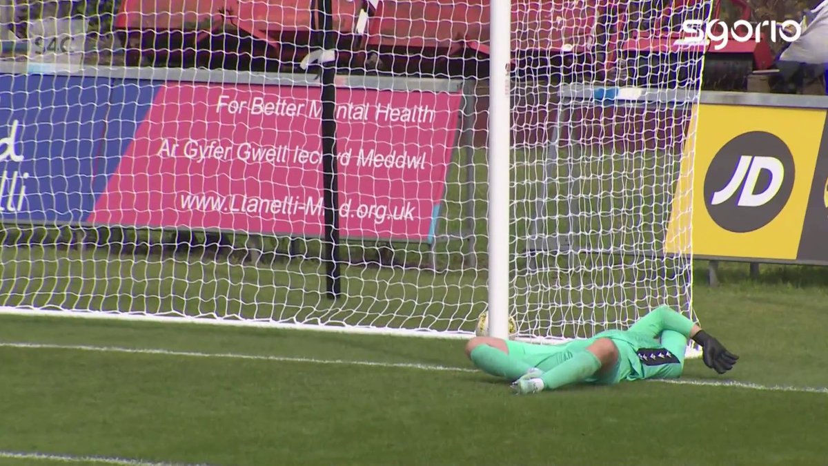 Moment i'w anghofio i Mike Lewis yn y gôl i Lanelli! Mike Lewis saves the penalty, rolls into a roly-poly, and the ball slips into his own net - one to forget 😬 #JDCymruPremier