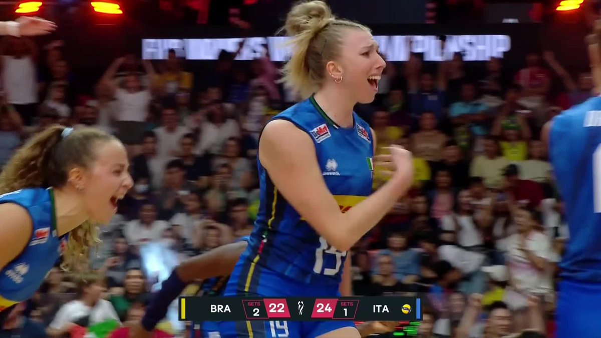 #Thailand2025: We’re going 5! 🔥 Brazil 🇧🇷 and Italy 🇮🇹 take this #WWCH semifinal to a deciding set — pure drama in Bangkok! 👀 📺 Watch it LIVE on VBTV: 🏐 #Volleyball #ElectrifyingThailand