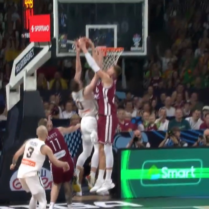Of of of... Kristaps Porzingis, acayip bir blok.