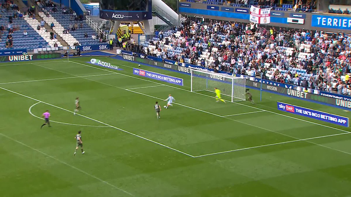 🤯 HOWLER OF THE WEEKEND How the hell did this not end up going in…
