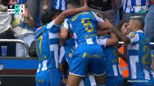 Balón suelto y para dentro 🎯. Barcia pone Riazor patas arriba. RC Deportivo #LALIGAHYPERMOTION #LaCasaDelFútbol